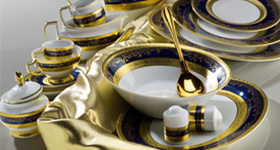 Cietā porcelāna izgatavošanai nepieciešami 40 – 65% kaolīna kā lielākajā daļā fabriku Eiropā, bet mīkstais Āzijas porcelāns satur mazāk nekā 40% kaolīna
