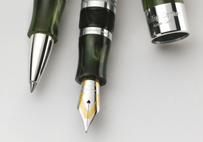 Šo unikālo kolekciju izgatavo uzņēmums “Montegrappa”, kas ir visvecākais pildspalvu un rakstāmpiederumu ražošanas uzņēmums Itālijā.