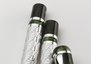 Pildspalvas augstas kvalitātes korpusa augšgals ir izvirpots no īpašu akrila sveķu stienīšiem.